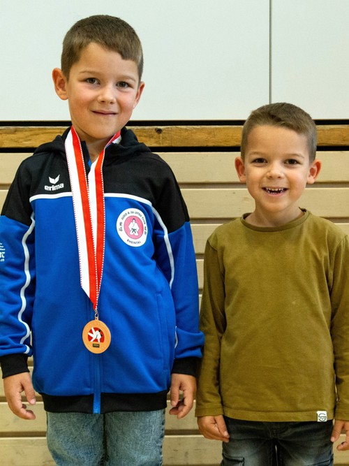 Luca Zuberbühler (links) holte Bronze – sein Bruder war sichtlich stolz.