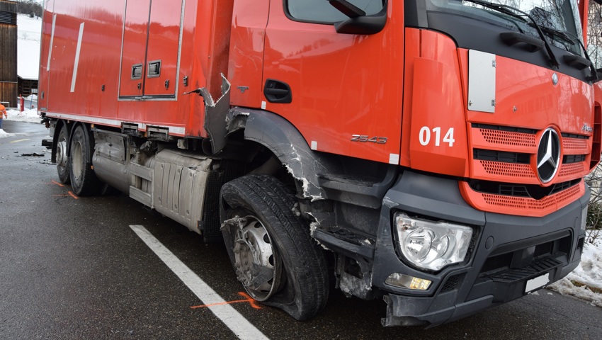 Autofahrer verletzt sich bei Unfall mit einem Lastwagen