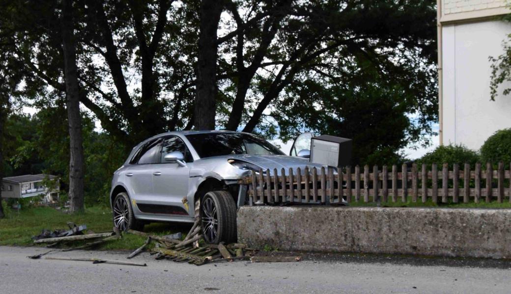 Der Sachschaden ist gross, der Fahrer bliebt unverletzt.