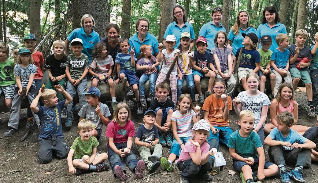 Die Kinder konnten nach zweistündiger Arbeit ein tolles Resultat präsentieren – die Kügelibahnen aus Naturmaterialien. 