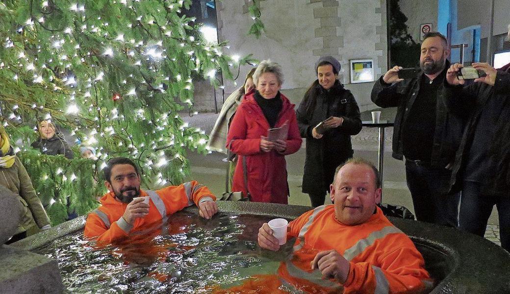 Zwei Mitarbeiter des Bauamts beim Weihnachtsbad. 