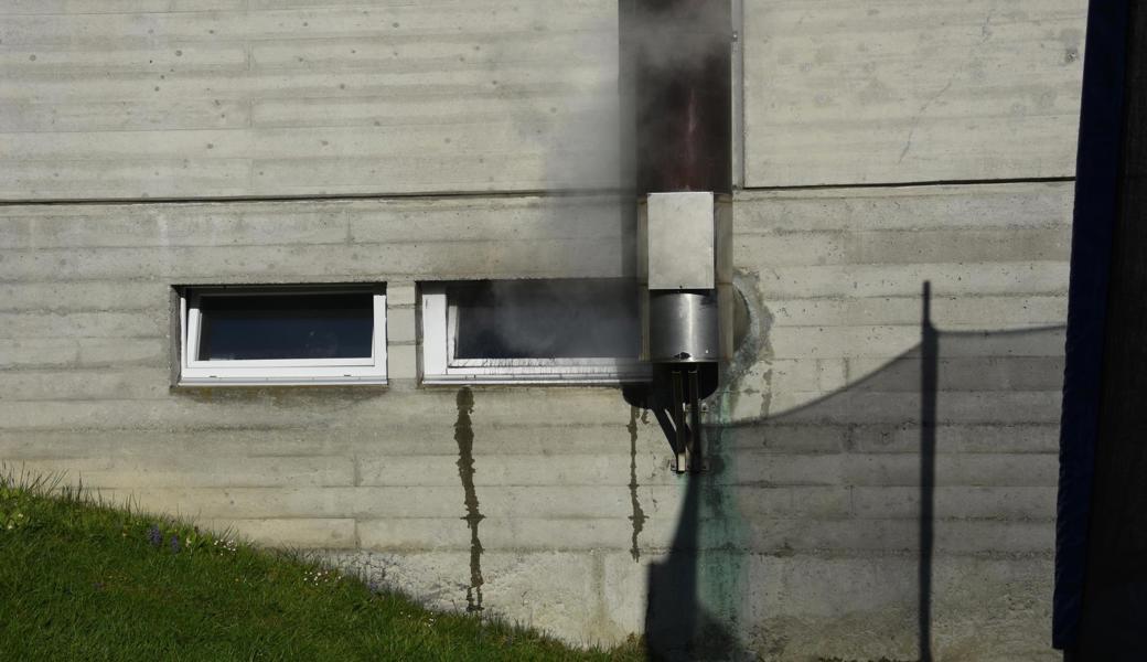 Als die Feuerwehr eintraf, rauchte es stark aus dem Kellerfenster.