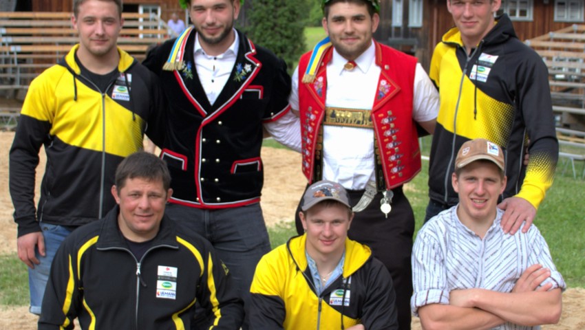 Die Rheintaler in Elm mit hinten (v.l.) Yanick Weder, Janosch Kobler, Fabian Ulmann und Maurice Hangartner sowie vorne (v.l.) Bruno Flück, Christian Gasenzer und Marc Fallegger.