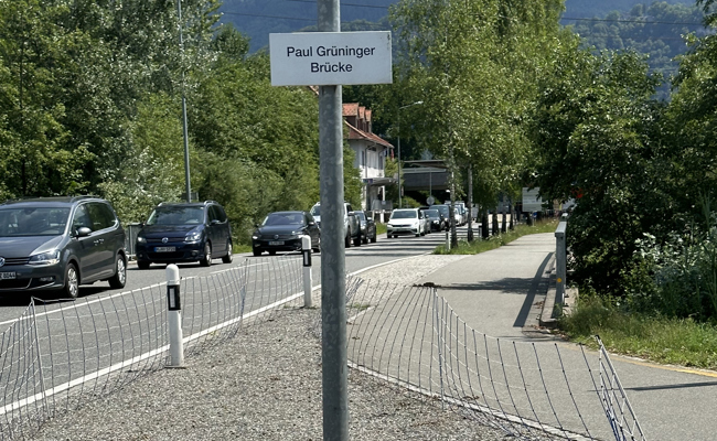 Gedenk-Hinweis eingezäunt - waren wieder Vandalen am Werk?