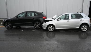 Frau fährt rückwärts und prallt in Auto