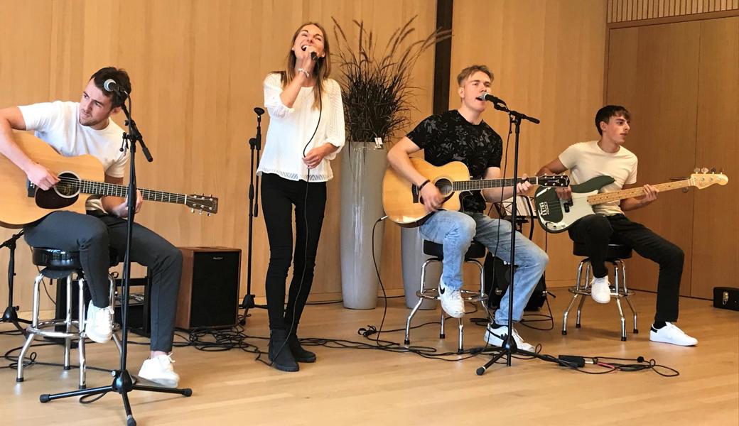 Fabian Rohner, sein Bruder David und Elias Schmid begleiteten auf ihren Gitarren Fabienne Herzog.