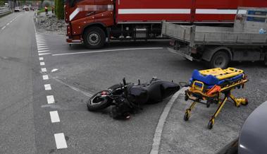 Lieferwagen und Motorrad stossen zusammen