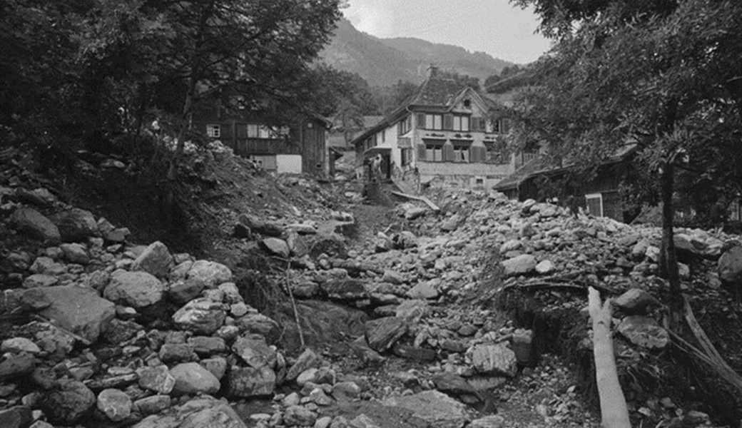 Im Jahr 1967 kam es in Lienz zu einem Murgang, der grosse Teile des Dorfes verschüttete. Um ein solches Ereignis möglichst zu verhindern, sollen Schutzmassnahmen getroffen werden.