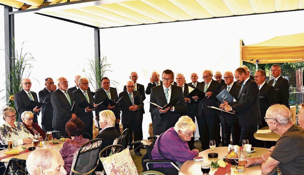 Der Männerchor Harmonie sang am Herbstfest im Fahr. 