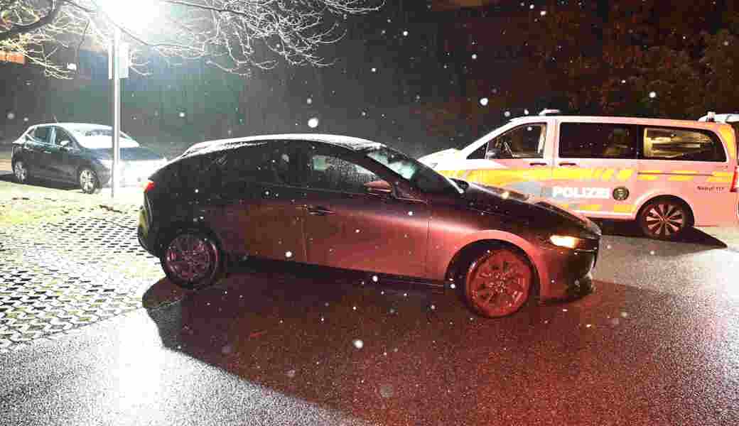 47-Jährige kollidiert beim Rückwärtsparkieren mit Strassenlampe und flüchtet