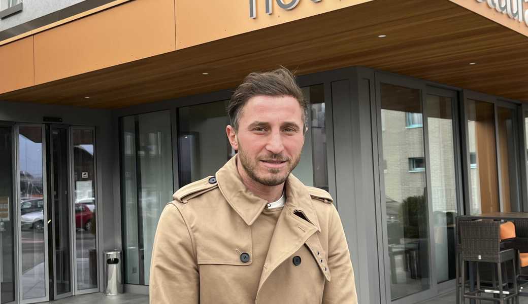 Das 23. Gebot bekam den Zuschlag. Es stammte vom Diepoldsauer Hakan Özcan, der das ersteigerte Einfamilienhaus mit seiner Frau und den drei Kindern bewohnen wird. Das Bild zeigt ihn direkt nach der Versteigerung im Hotel Buchserhof. Das 23. Gebot bekam den Zuschlag. Es stammte vom Diepoldsauer Hakan Özcan, der das ersteigerte Einfamilienhaus mit seiner Frau und den drei Kindern bewohnen wird. Das Bild zeigt ihn direkt nach der Versteigerung im Hotel Buchserhof.
