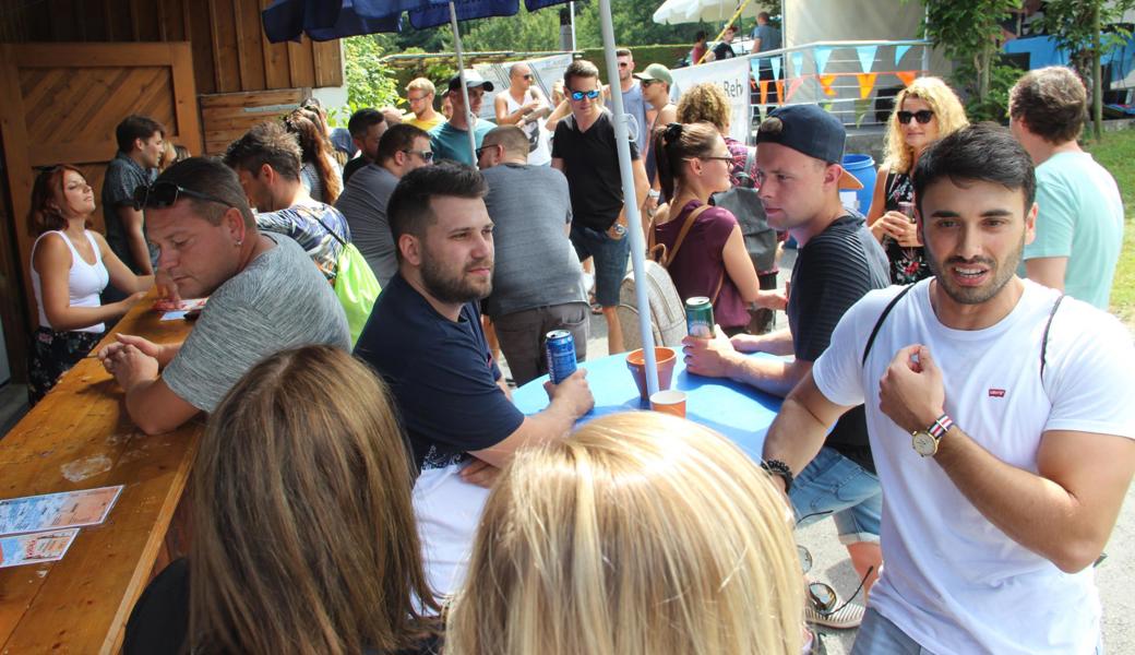 Der Daydance oberhalb von Berneck hat schon zum zweiten Mal stattgefunden - und wie schon letzten Sommer dürften gut 300 Besucherinnen und Besucher gekommen sein. Nur das Wetter trübte diese stimmungsvolle Party: Als es um halb sieben zu schütten begann, nahm die Zahl der Daydance-Gäste rapide ab.