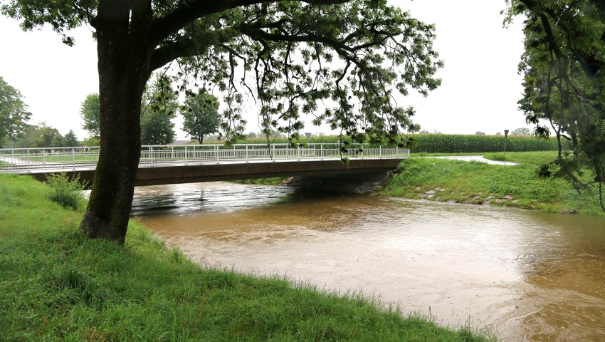 Der starke Regen setzt Felder unter Wasser und lässt Flüsse anschwellen