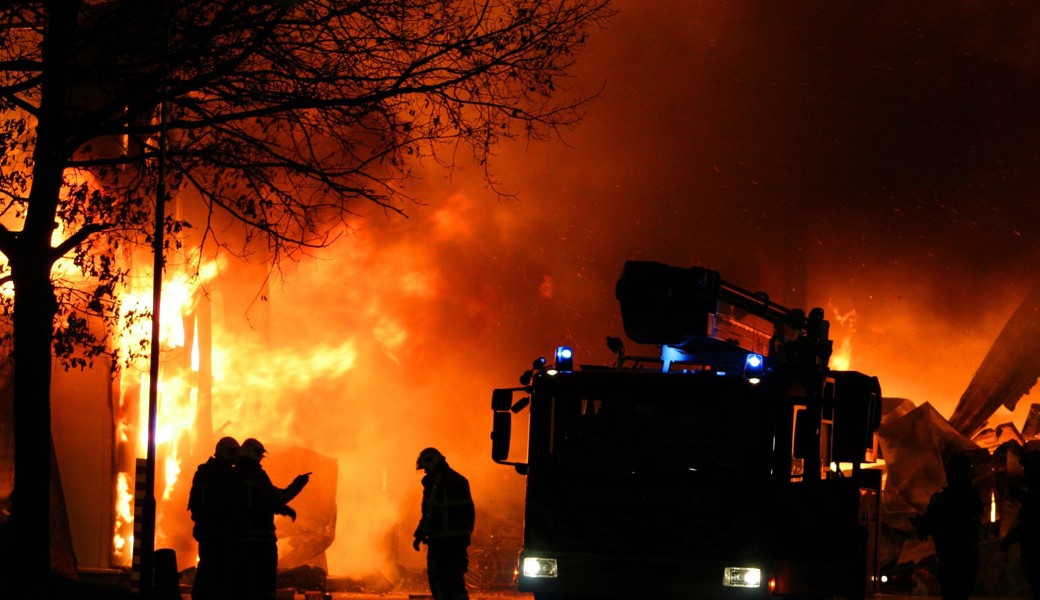 Mitten in der Nacht bracht das Feuer aus.