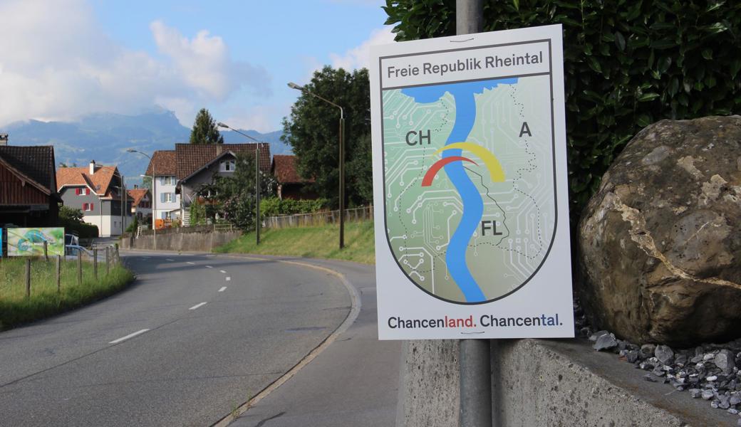 Eines von rund 30 Plakaten hängt in Lüchingen an der Staatsstrasse.