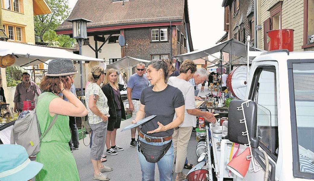 Schon früh herrschte beim Trödlertag an der Alten Landstrasse reges Treiben. Um attraktive Auslagen wurde gefeilscht.  