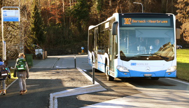 Neue Bushaltestelle bremst den Verkehr - Autos müssen warten