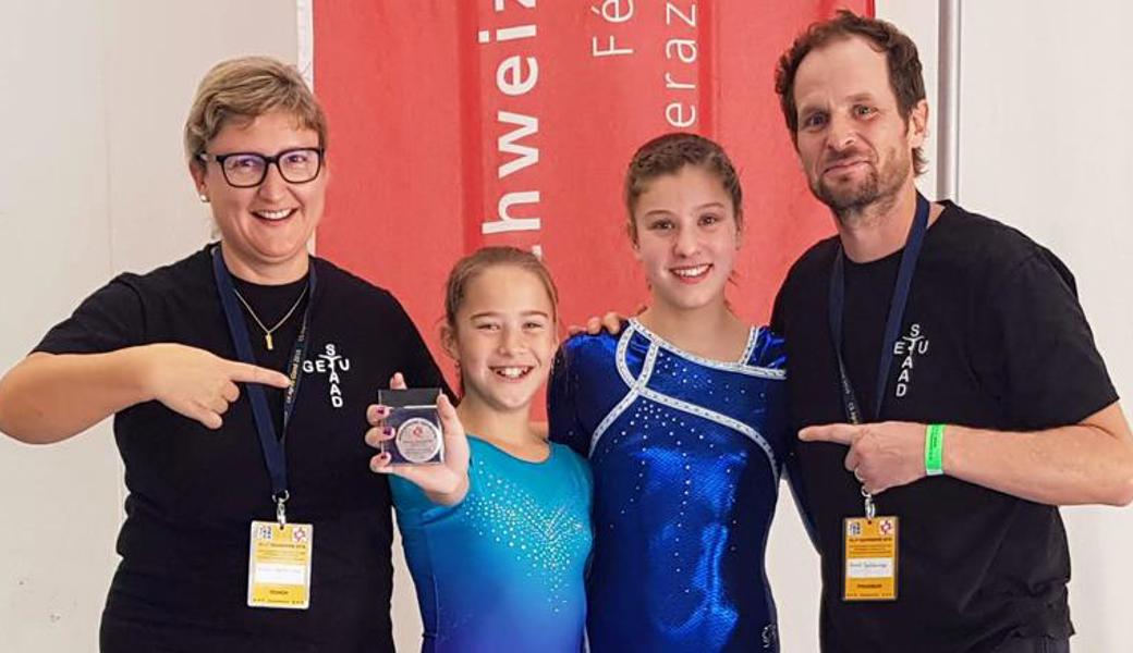 Das Trainerteam freut sich mit den Turnerinnen (v. l.): Sabine Dudler, Lena Egeter, Kyra Bruggmann und Michi Eichmann.