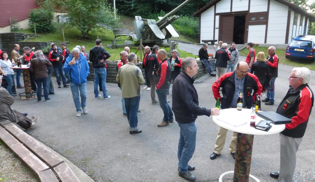 Nach der Infositzung trafen sich das Heldsberg- und Haslenteam zum Gedankenaustausch vor dem Festungswerk.