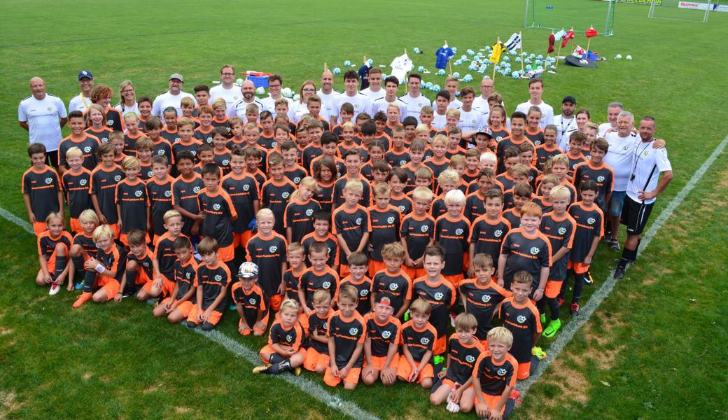 120 Kinder besuchen das Fussballcamp des FC Au-Berneck, über 50 Trainer und Betreuer bieten spannende Spiele. 