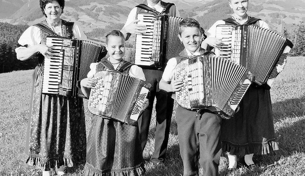 Das Quintett Edelwyss unter der Leitung von Priska Seitz bei einer Videoproduktion für das Eidgenössische Volksmusikfest 2019 in Crans Montana. 