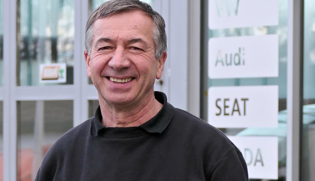 Erwin Steingruber vor seinem Lebenswerk, der Autogarage in Walzenhausen.