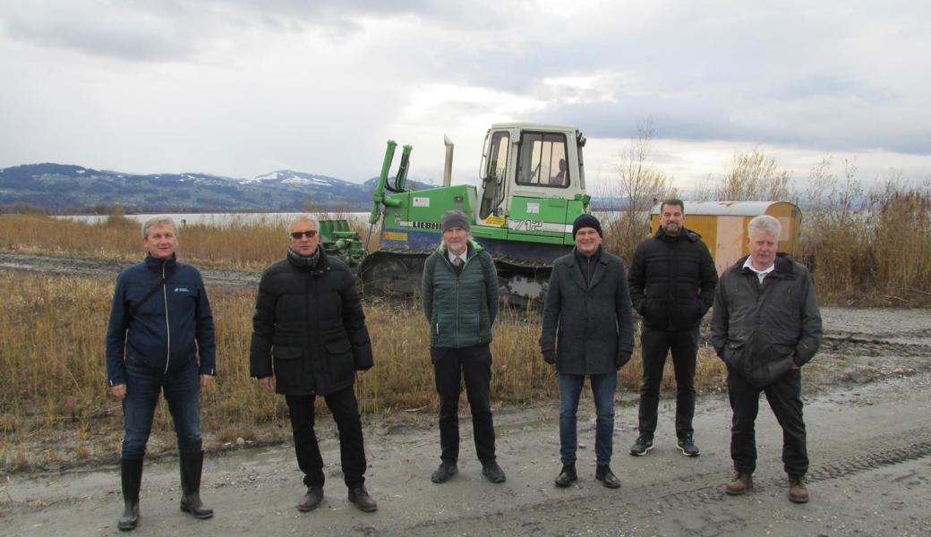 Die Gemeinsame Rheinkommission mit Urs Kost (2.v.l.) und dem Schweizer Rheinbauleiter Daniel Dietsche (links) im Dezember auf dem Westdamm der Rheinvorstreckung.