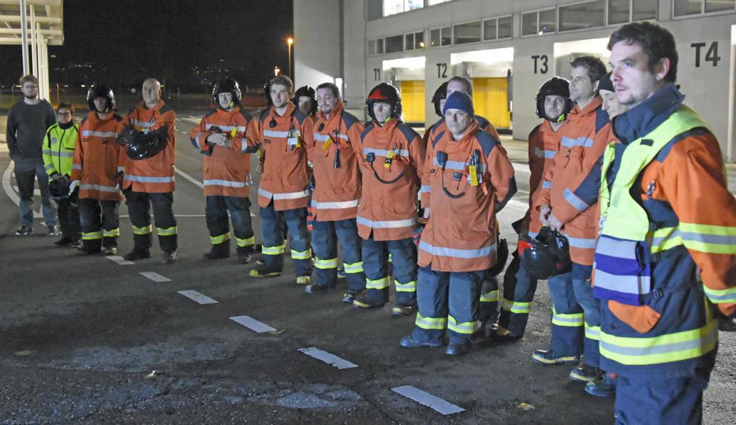 25 Leute, darunter zwei Frauen, leisten Dienst in der SFS-Betriebsfeuerwehr unter Kommandant Jann Lenggenhager (rechts). 