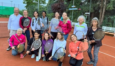 Tennisspielen vereint Frauen verschiedener Nationen