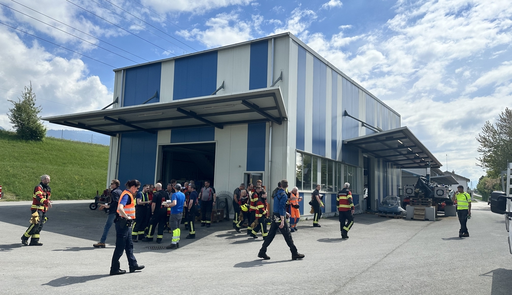 Arbeiter evakuiert: in einer Halle in Widnau hat sich Rauch entwickelt