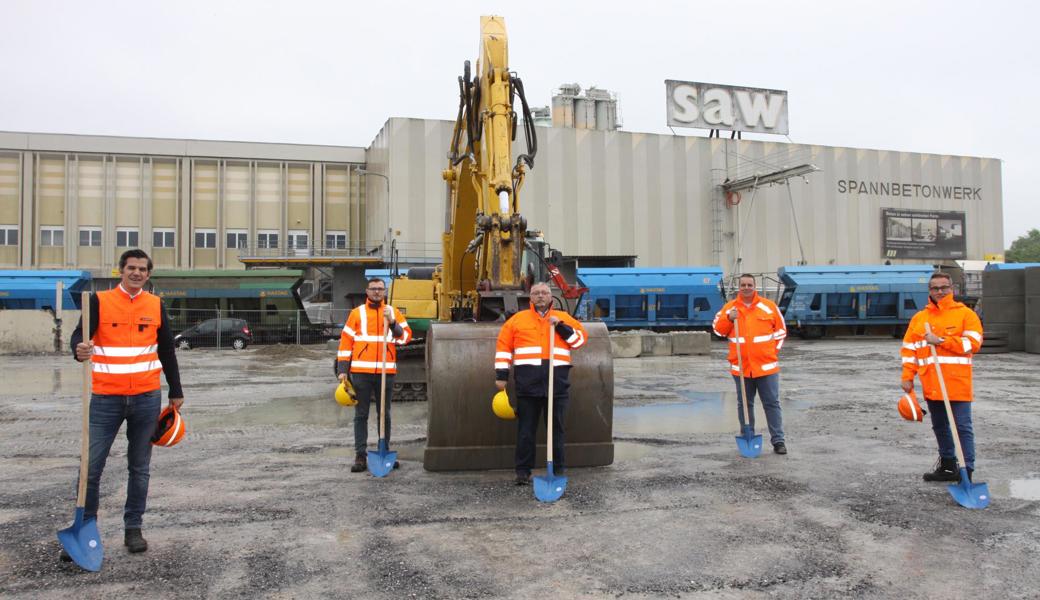 Spatenstich bei der saw (von links): Bruno Fischer (Leiter kombinierter Verkehr SBB Cargo), Marcel Schmitter (saw gruppe), Karl Schmitter (saw gruppe), Stefan Fiechter (Terminalverantwortlicher SBB Cargo), Knuth Rüegg (Vertrieb kombinierter Verkehr SBB Cargo).