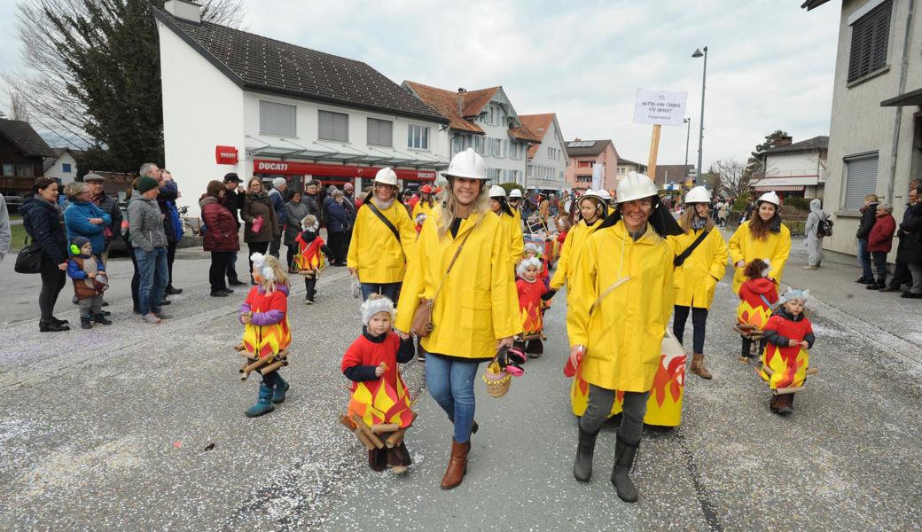 Kleine Feuerchen und grosse Löscherinnen: Die Muki-Turngruppe Oberriet nahm am Umzug in Oberriet das Feuerverbot aufs Korn, das letzten Sommer wegen der Trockenheit verhängt worden ist.