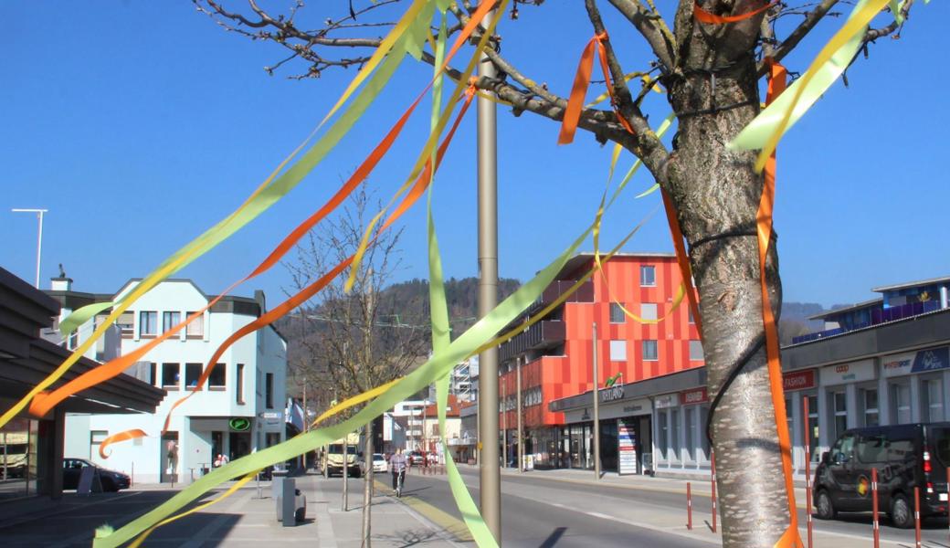 Vor allem vor den Ladengeschäften wurden die Bäume mit den farbigen Bändeln dekoriert. 