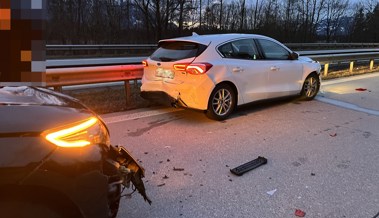 Drei Autos kollidieren im Morgenverkehr - junger Mann verletzt ins Spital gebracht