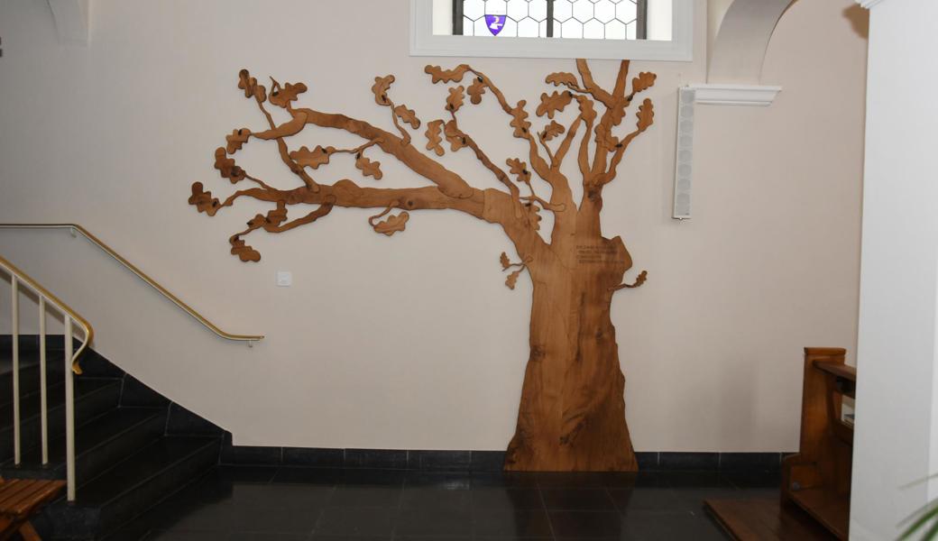 Der halbe Taufbaum steht in der katholischen Kirche.