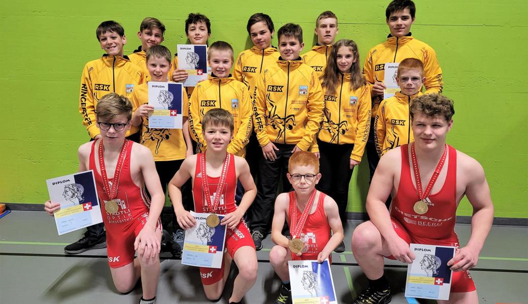 Gruppenbild mit Meistern: Das starke Kriessner Nachwuchsteam mit Levin Meier (vorne links) und Daniel Loher (vorne rechts).