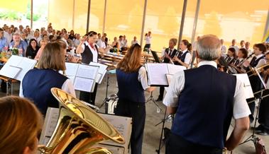 Unterhaltung stellt die alte Uniform ins Zentrum