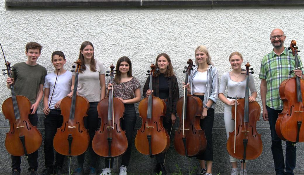 Das Ensemble Cello pur mit Musiklehrer und Organist Benjamin Küng (rechts) unterhält die Gäste des Forstkonzerts. 