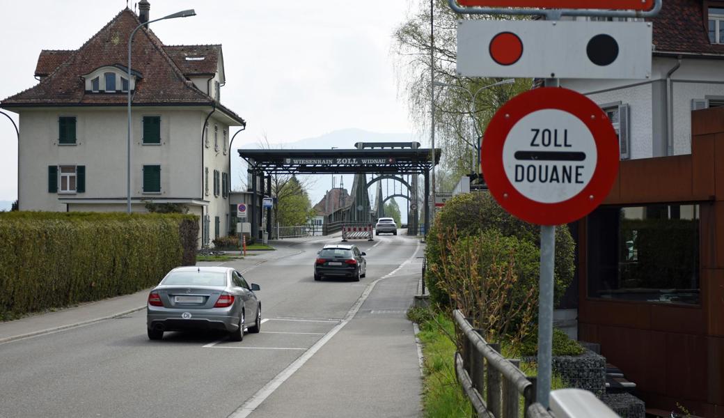 Trotz des Schildes «Zoll/Douane» sind Autofahrer, die den Grenzübergang Widnau – Lustenau benutzen, meist unerlaubt schnell unterwegs. 
