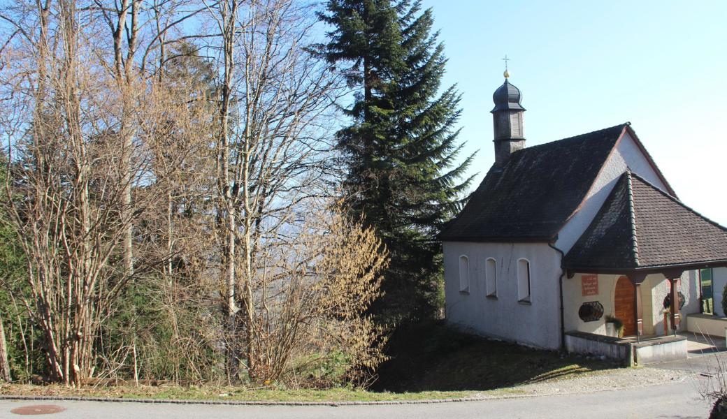 In unmittelbarer Nähe der Kapelle, entlang des talwärts fliessenden Bachs (links), sollen Bäume gefällt werden.