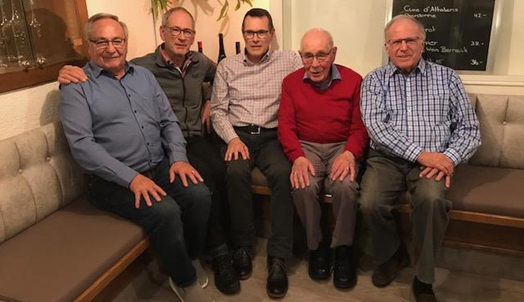 Die Jubilare des Männerchors (von links): Ignaz Foppa (zehn Jahre), Eugen Süess (30 Jahre), Präsident Markus Auer, Eugen Küffner (20 Jahre), Guido Schneider (zehn Jahre).