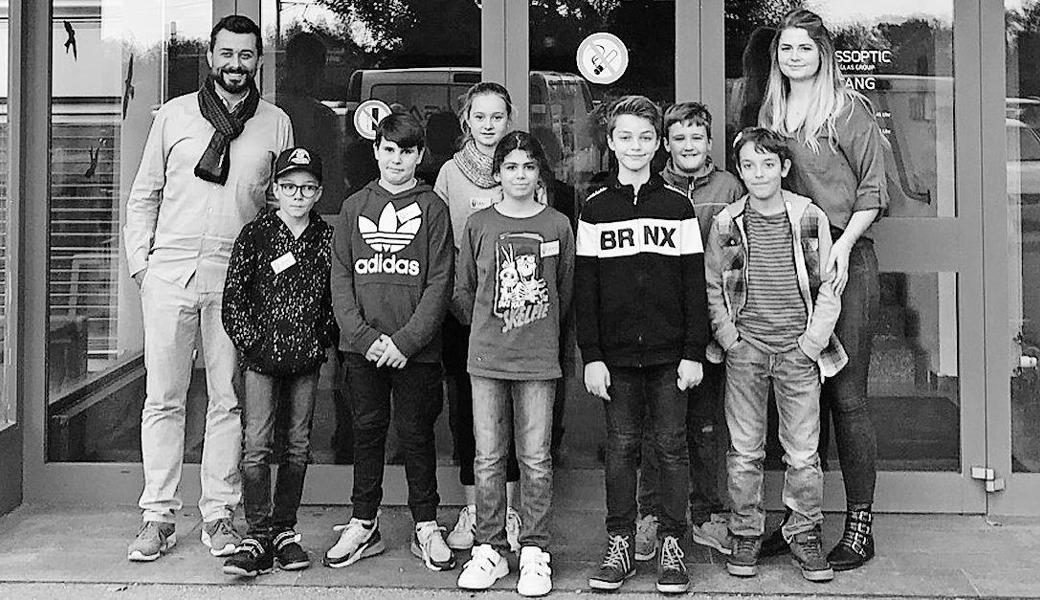 Sieben Kinder erlebten bei der Swissoptic AG einen abwechslungsreichen Tag. Bild: pd