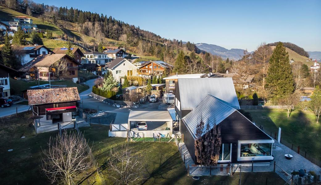 Der Neubau mit Garten und Carport sowie der umstrittenen Remise mit Vorplatz (links).