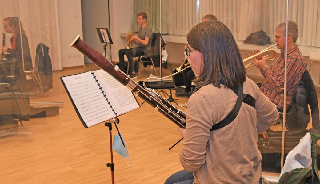Dank mobiler und transparenter Hygieneschutzwände dürfen die Musikantinnen und Musikanten in Widnau und Heerbrugg wieder in Fünfzehnergruppen proben.