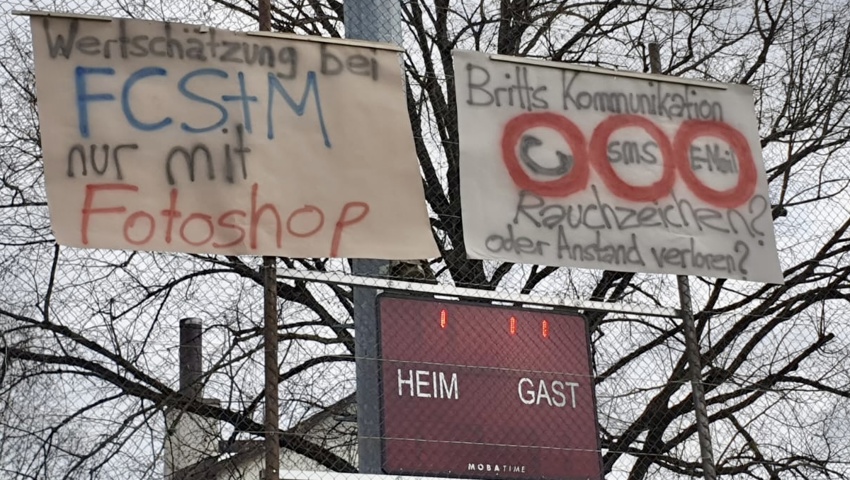 Auch diese Transparente bedienen sich einer harschen Sprache.