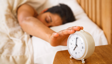 Probleme beim Aufstehen am Morgen? Dieser Trick mit dem Wecker hilft angeblich