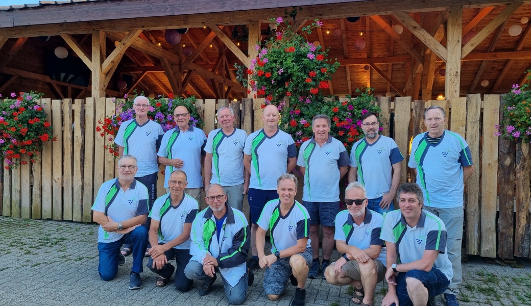 Die Männerriege TV Rebstein beim Tagesziel in Kirchberg SG