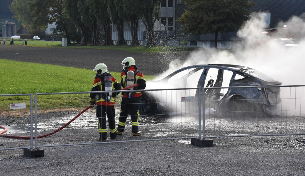 Was wie ein Grossbrand aussieht, entpuppt sich als brennendes Elektroauto im Industriegebiet