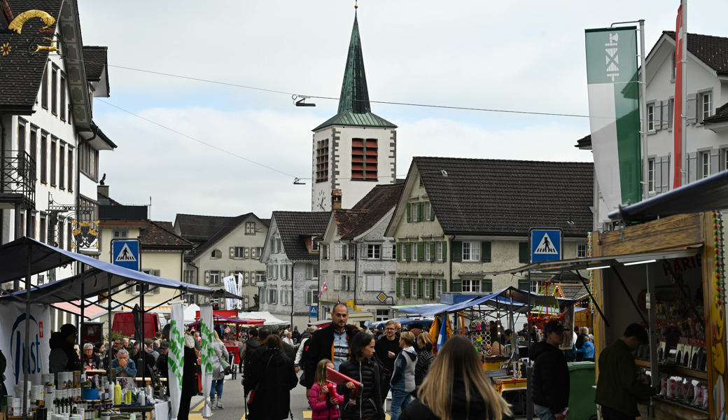 Viele Besucherinnen und Besucher genossen in Berneck den Jahrmarkt