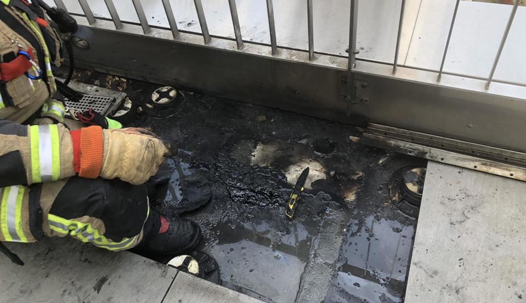 In der Terrassenentwässerung entdeckte die Feuerwehr Zigarettenstummel.